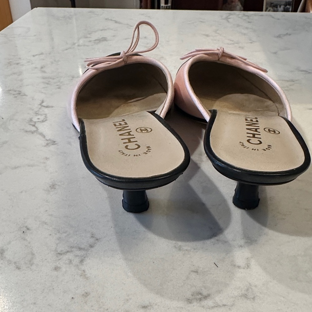 CHANEL vintage Pink and Black Mules - Picture 4 of 6